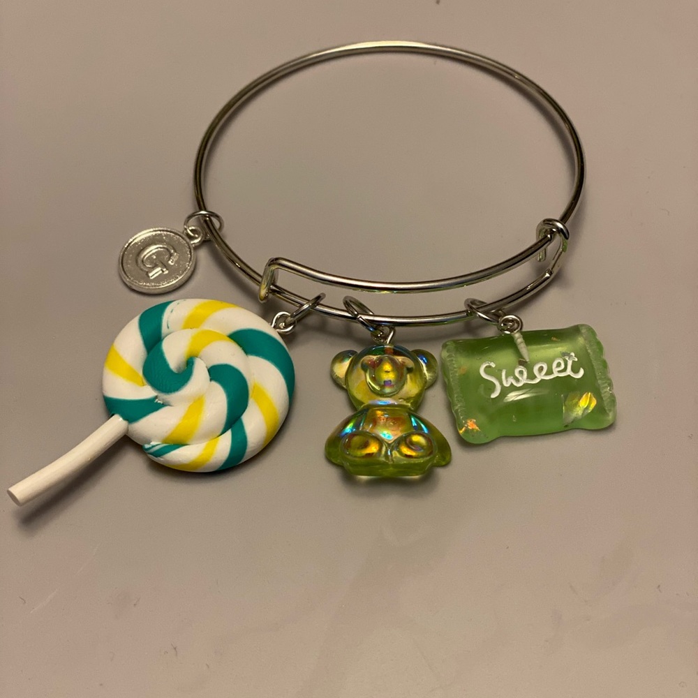 “Ruthiey x beautieys” handmade bracelets.